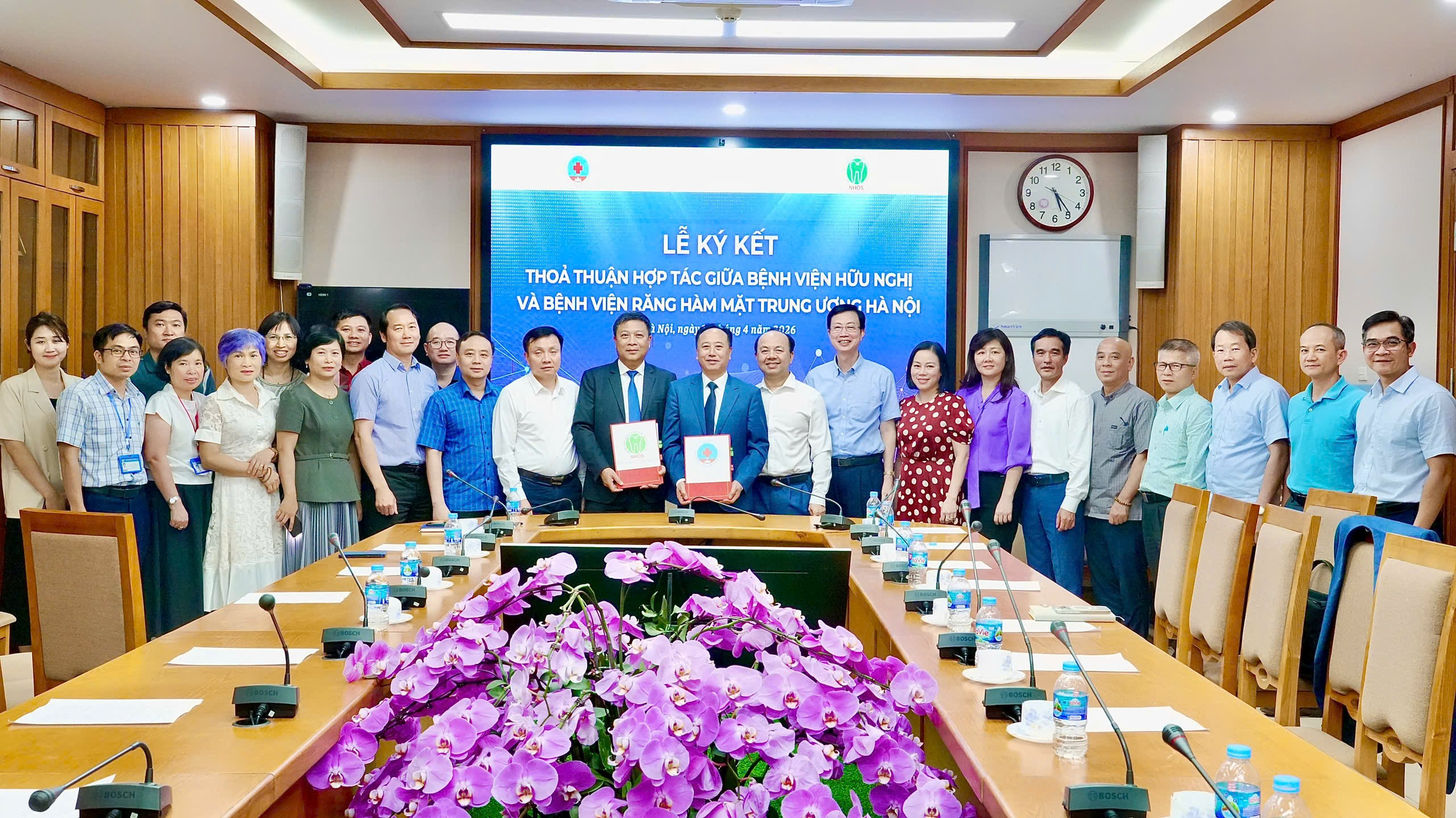 Đoàn công tác hai Bệnh viện chụp ảnh lưu niệm